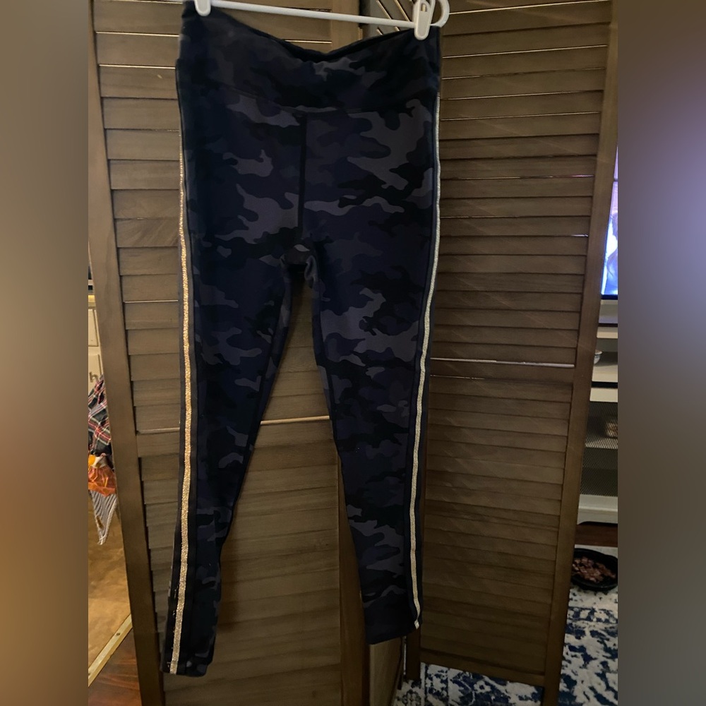 🌟 Avia gray and black leggings. Size Lg